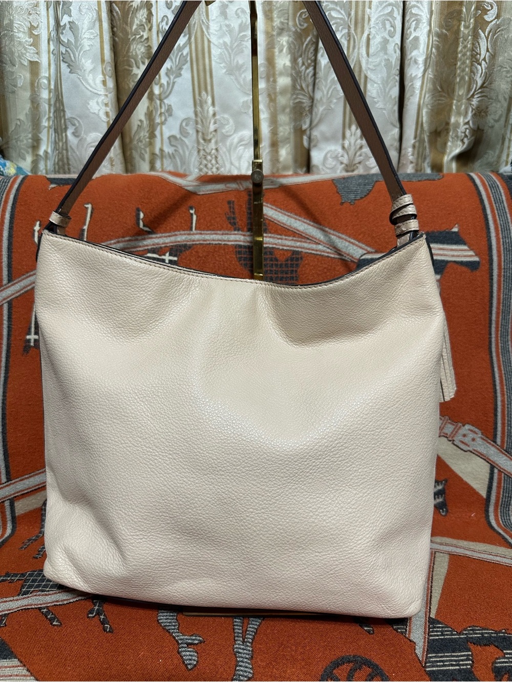 TORY BURCH ❤️🌟PEBBLED LEATHER  SHOULDER HOBO IN CREAM  WITH TASSEL ⭐️ - Picture 3 of 7